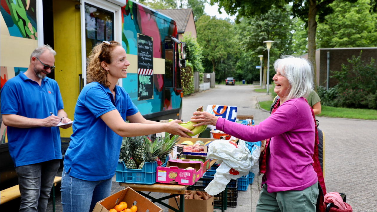 Deze rijdende supermarkt komt met betaalbare groente en fruit in volkswijken en straks ook naar Rheden - De Gelderlander