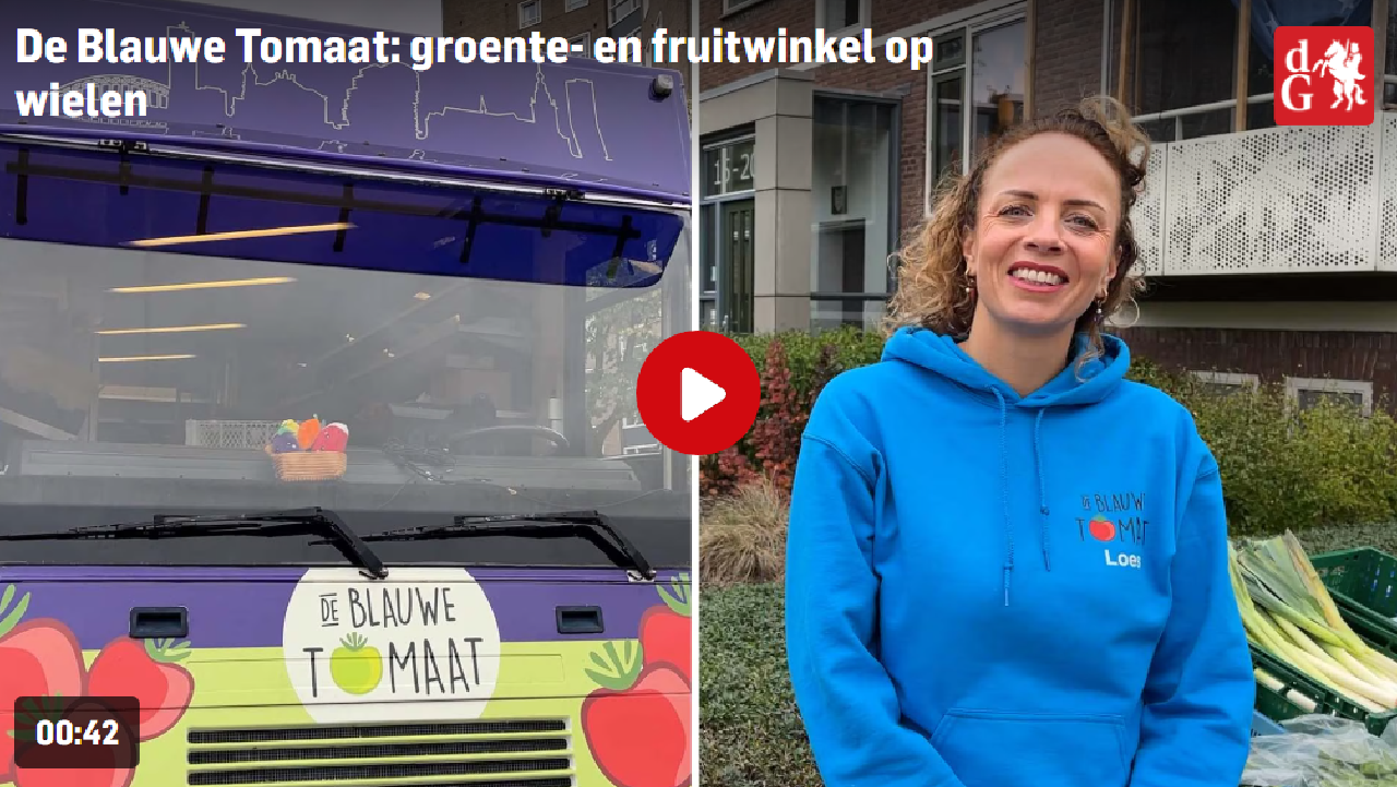 Rijdende groente- en fruitwinkel De Blauwe Tomaat zorgt voor verbinding en betaalbaar fruit en groente in Nijmeegse wijken - De Gelderlander