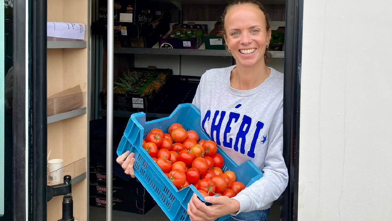 Loes rijdt met een SRV-wagen vol groente en fruit door Nijmegen: ‘Zo veel mogelijk afdankertjes’ - De Gelderlander